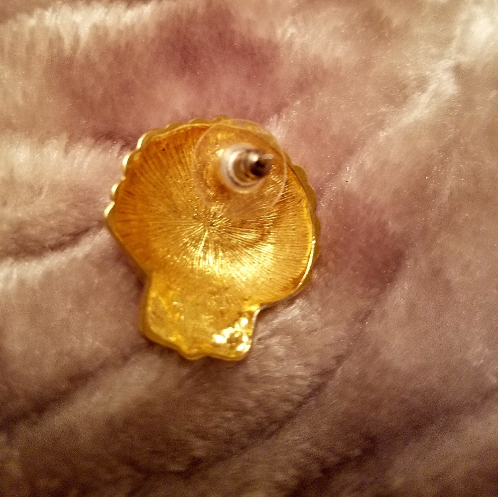 Seashell studs - Picture 2 of 2